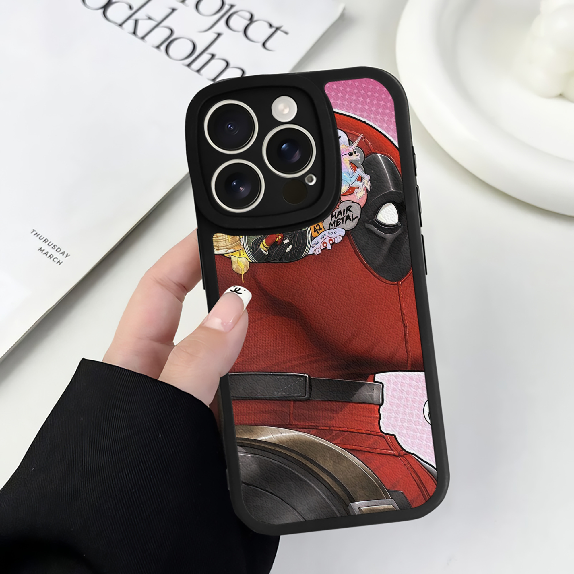 （画像用） Deadpool デッドプール 【iPhone 16シリーズ対応】シリコンスマホケース（レザー調） 材質：シリコン